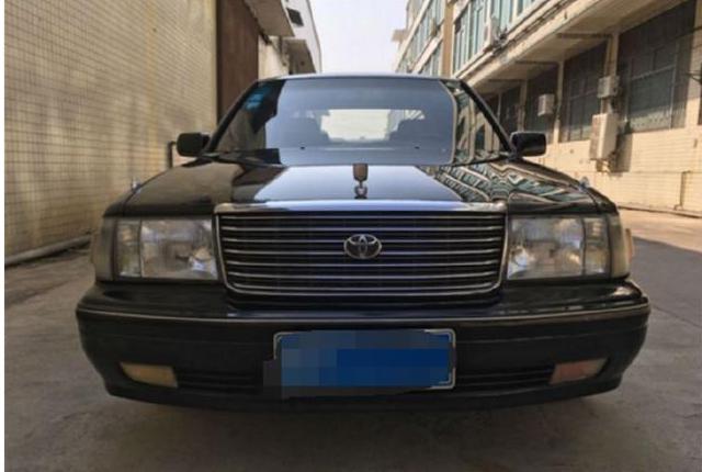 许大爷花9千买辆老款的丰田皇冠,小区门卫:这车我给你2万元