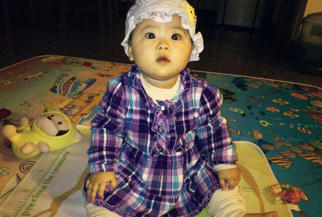 看见妈妈在逗别的小宝宝宝宝眼睛瞪得圆鼓鼓我比他萌啊