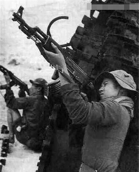 越南女性自愿拿起武器,加入现代战争中最大的女兵队伍,越南战争其实是