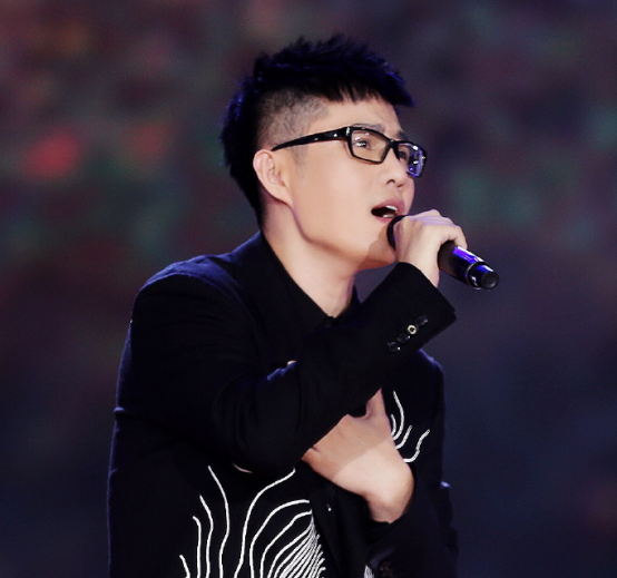 歌手石头全家福:与妻子是青梅竹马,如今儿女双全,一家很幸福