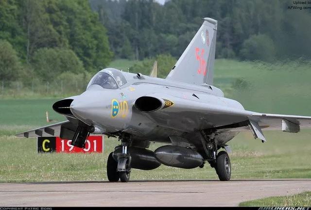 超越时代的双三角翼瑞典萨博35龙式战斗机