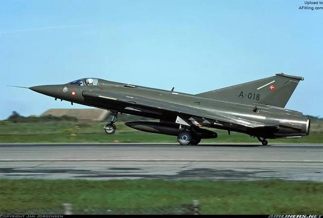 超越时代的双三角翼瑞典萨博35龙式战斗机