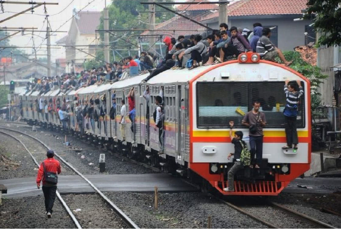 印度坐火车不用挂上面了,现在车厢宽敞干净,和我们想的不一样|火车|车