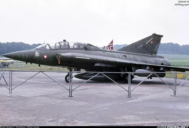 超越时代的双三角翼瑞典萨博35龙式战斗机