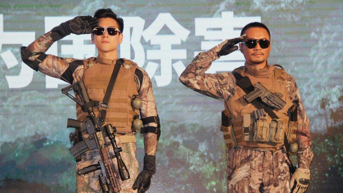 同演特种兵,吴京霸气,张涵予正气,他却一身邪气!