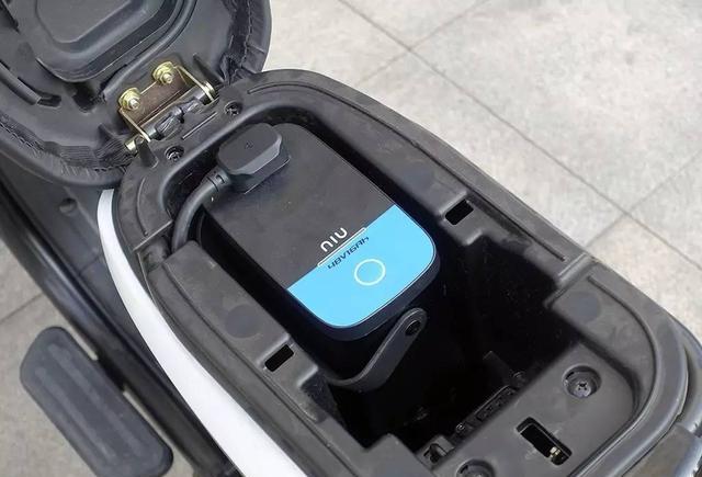 总u1的电池的重量也不大,5kg,比m1和n1s都要轻,续航里程短是肯定的