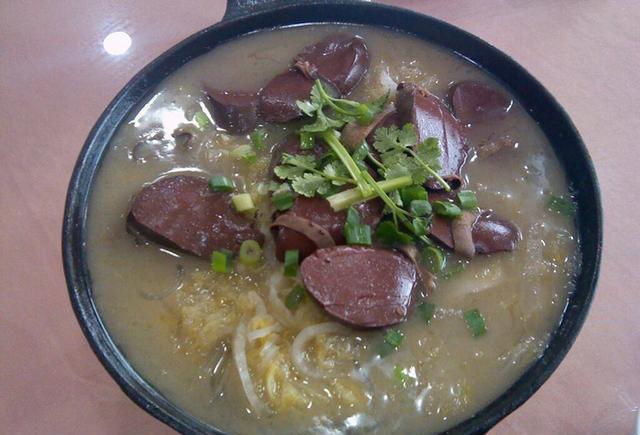 五花肉酸菜炖血肠正宗东北菜
