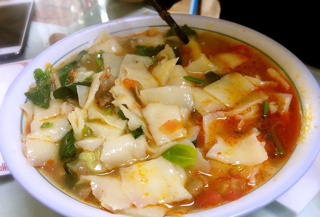 八十岁老太一碗烩面片卖四十年 生意好时一天营业额上万元