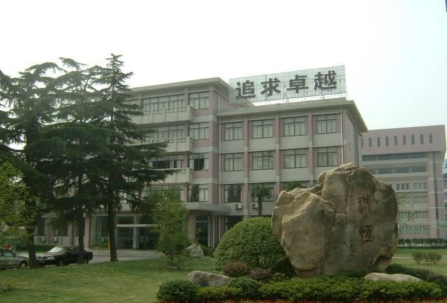 江苏省南通中学是由清末状元,实业家和教育家张謇先生于1906年亲手