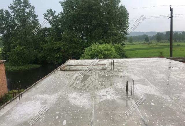 农村小伙自建房,打混凝土下暴雨,10年老包工头这样做