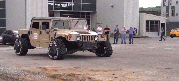 美悍马装甲车逆天了: 新车轮2秒圆形变履带, 适应各种地形