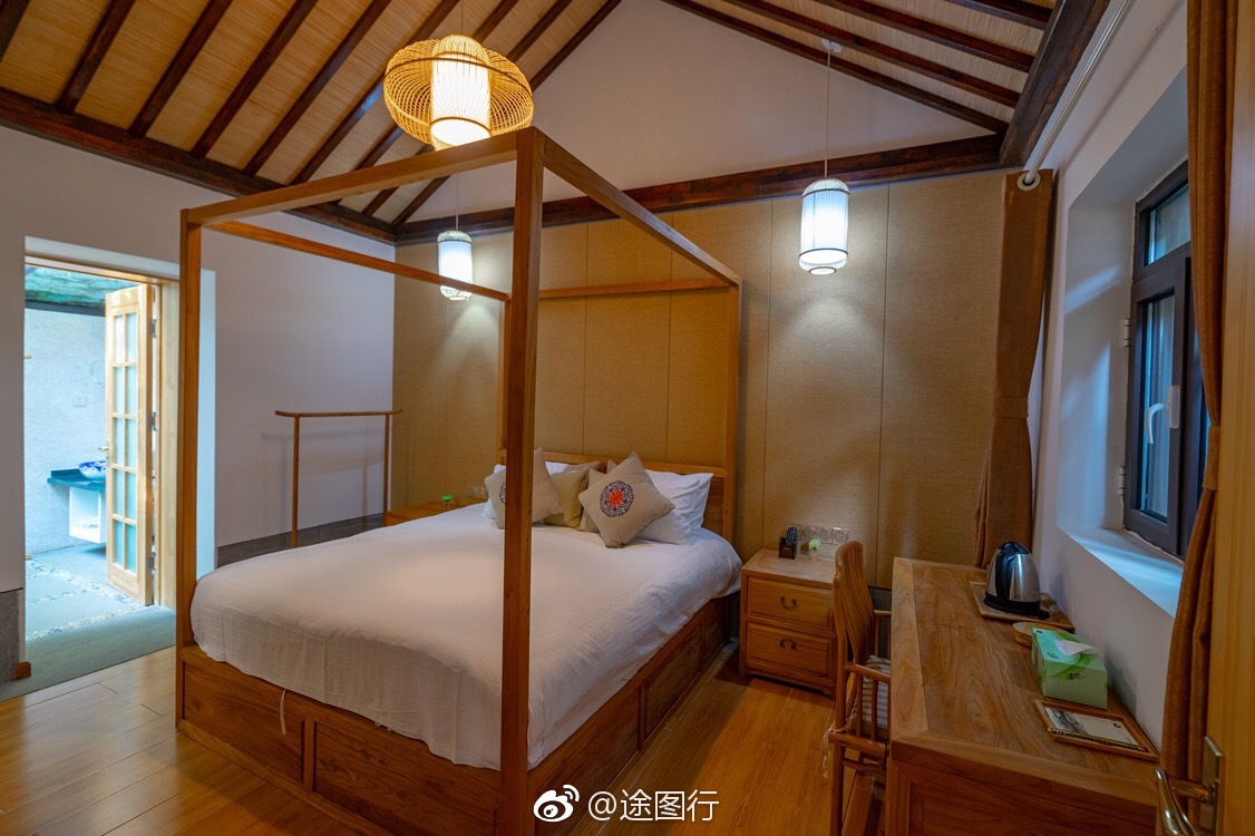 竹泉村一个满是竹林寻一民居入住品一壶清茶听竹林沙沙作响