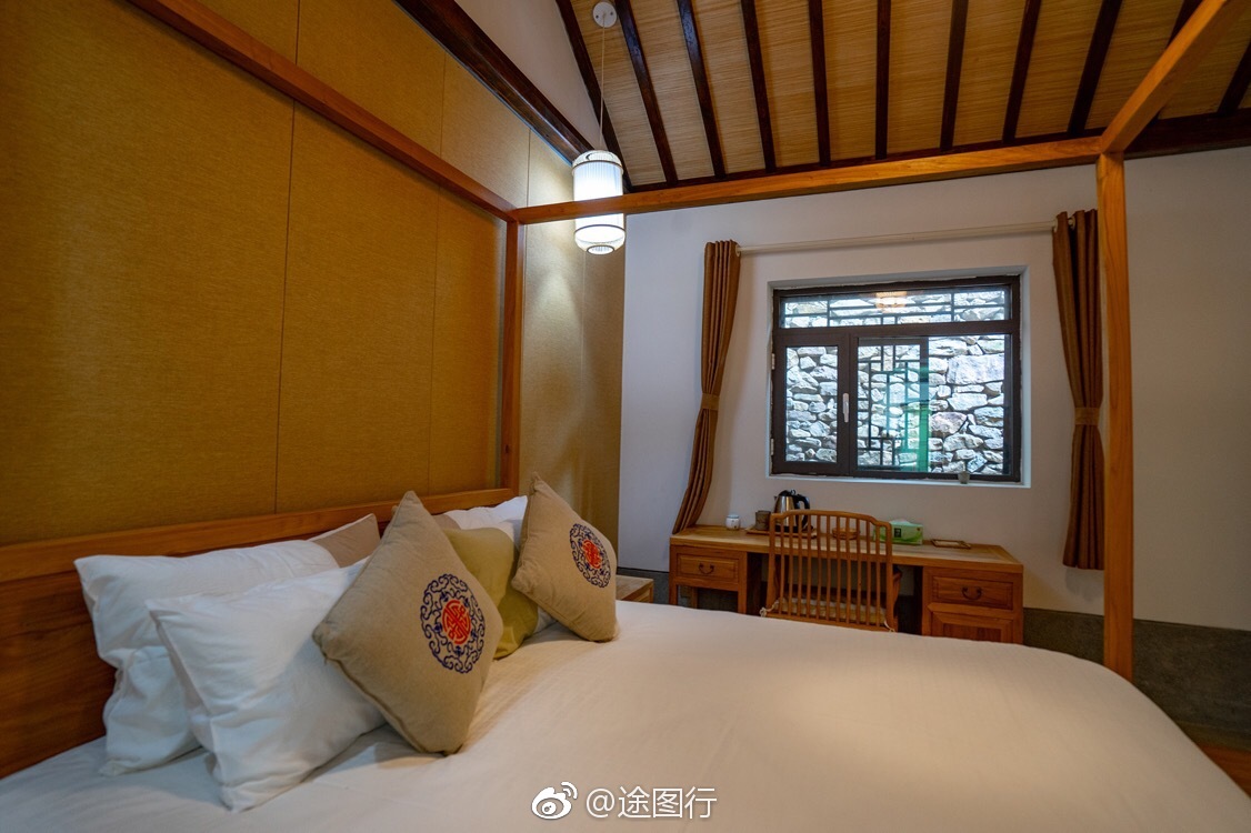 竹泉村一个满是竹林寻一民居入住品一壶清茶听竹林沙沙作响