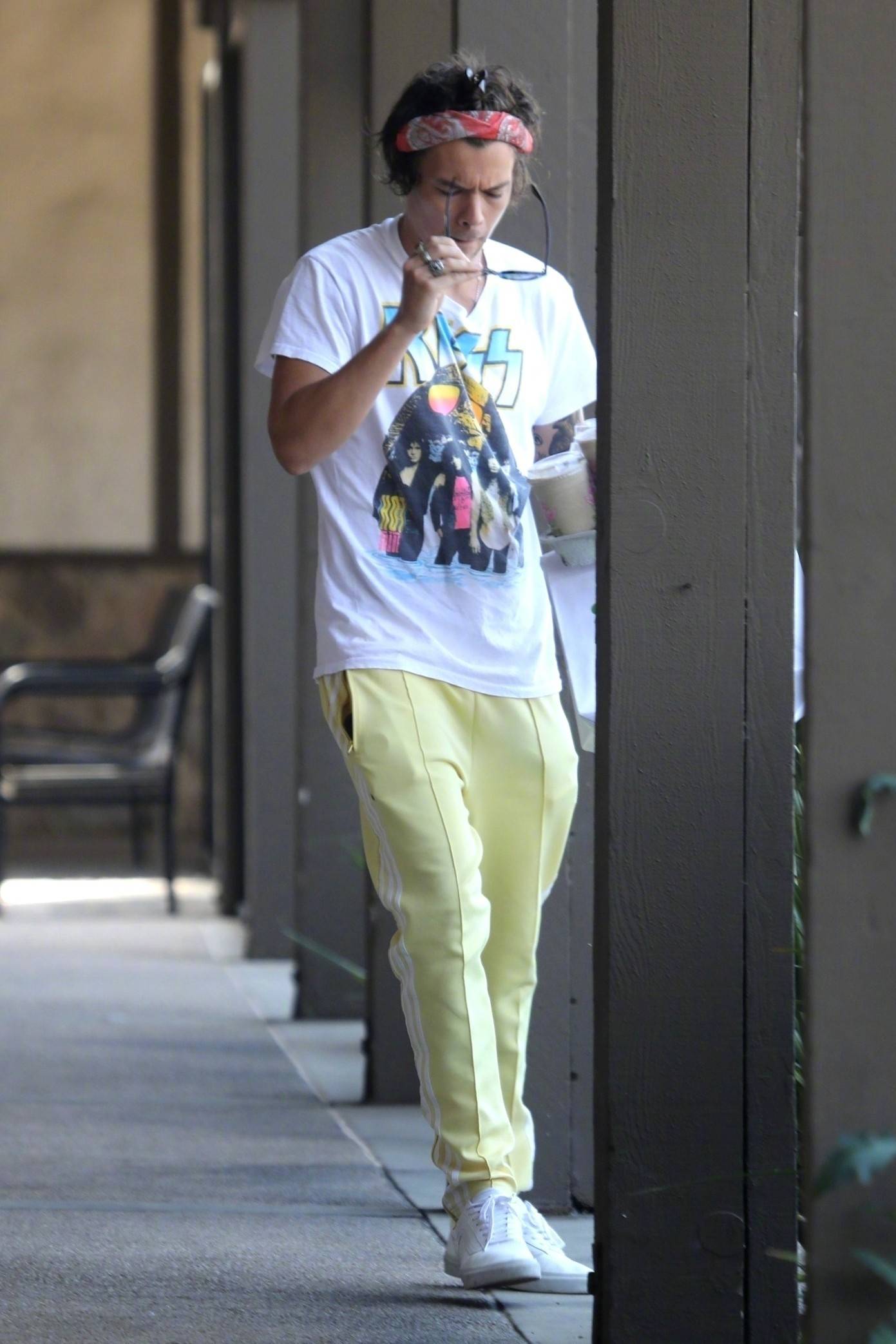 当地时间9月2日,粉嫩的哈卷harry styles在malibu外出的街拍