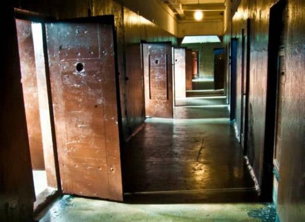 全球最怪的酒店,把客人当囚犯对待,而生意却好的不行!