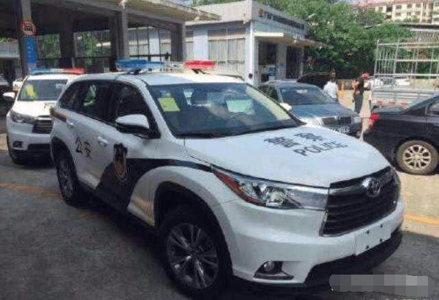 国内大批汉兰达警车现身街头,网友表示:国产车能甩它十条街!