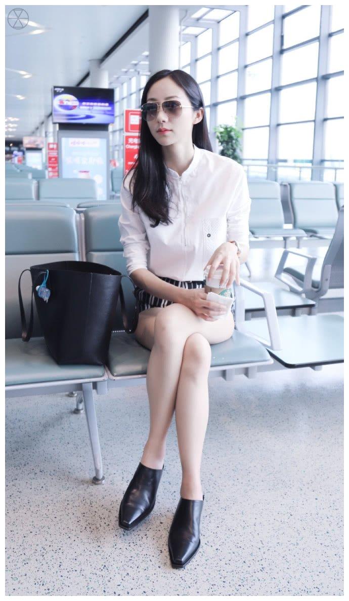 韩雪短裤太短了,你一坐下就太为难了!你为什么不用布盖住它?