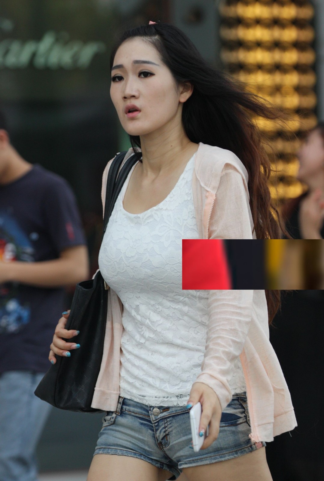 黑色头发长腿妹子走路好着急,身穿紧身短裤完美身材展现淋漓尽致_新浪