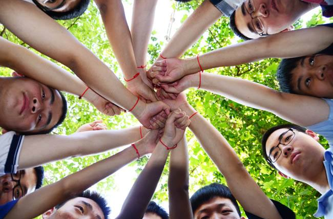 高考前同学们相互加油,这个姿势大家都一定都做过