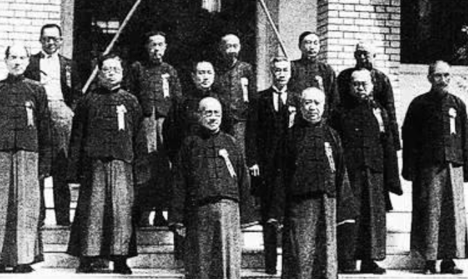 一青楼女,隐姓埋名嫁人低调生活,临终前曝光自己身世,子女意外|王克敏|高玲|汉奸_新浪新闻