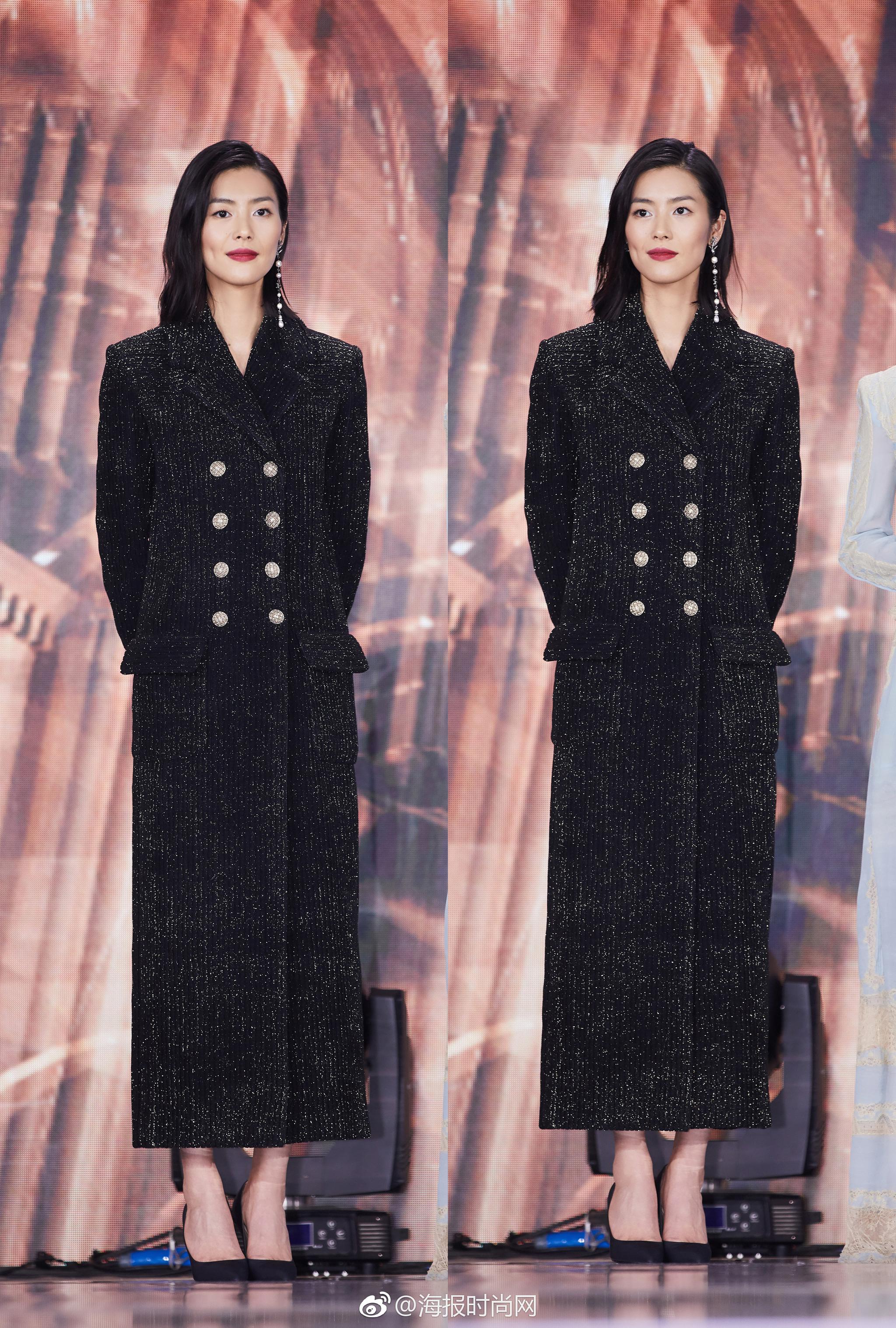 刘雯 身着@香奈儿chanel 2018秋冬高级成衣系列双排扣长大衣