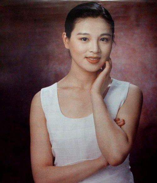 昔日古装第一美女,大学毕业选择裸婚,为爱退出演艺圈成单亲妈妈