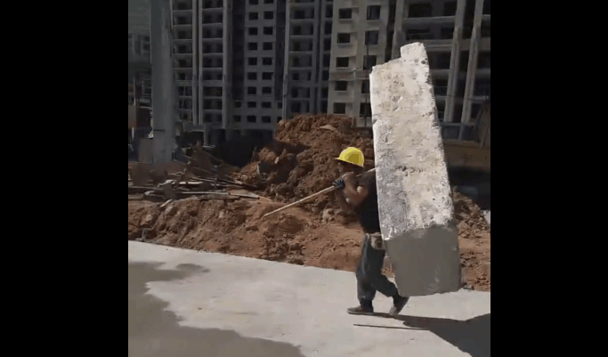 山东工地现"最牛"搬砖工, 让人看了不得不服, 网友: 还有谁?