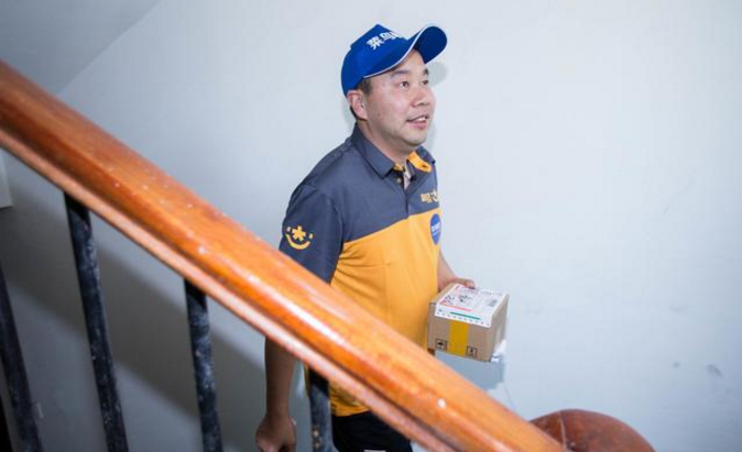 快递小哥上楼送快递,车上两件红酒不见了?调监控还原真相!