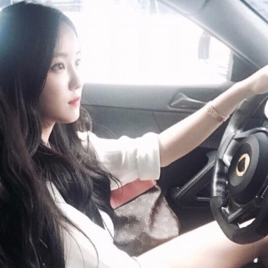 妙龄女子深夜飙车, 被测出酒精浓度超标, 女司机: 我今天吃了醉虾