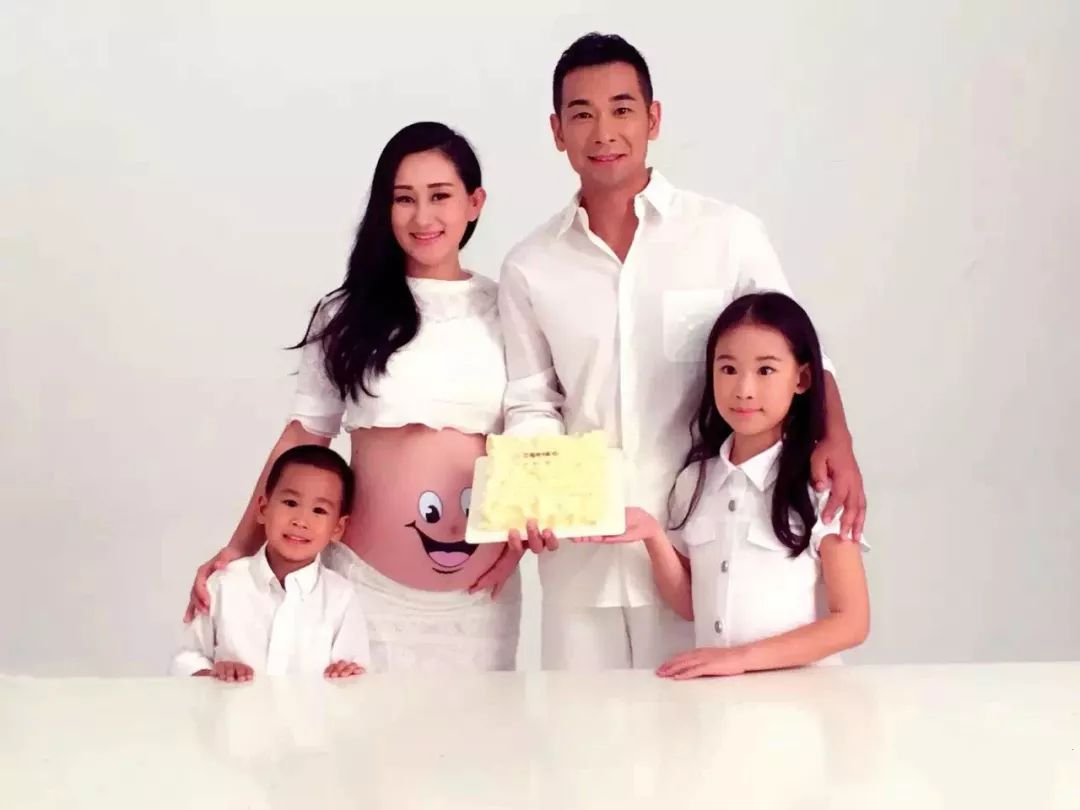 她凭东北一家人被熟知26岁时嫁大8岁的他今活得让人羡慕