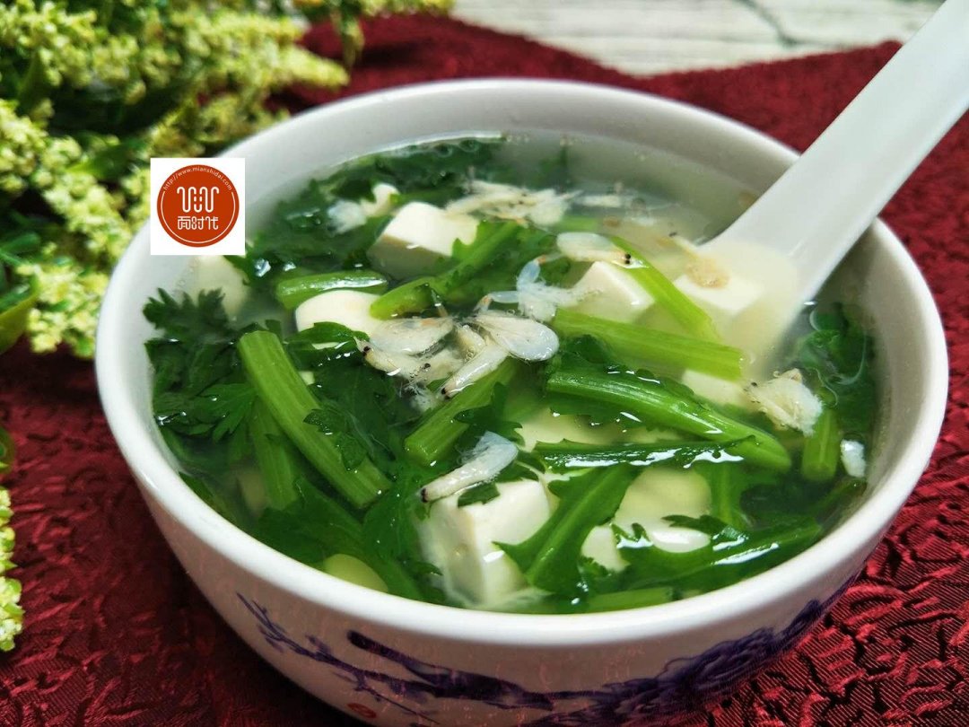 【豆腐茼蒿汤】4,把排骨山药加片姜放入高压锅内,倒入凉水,水位标准以