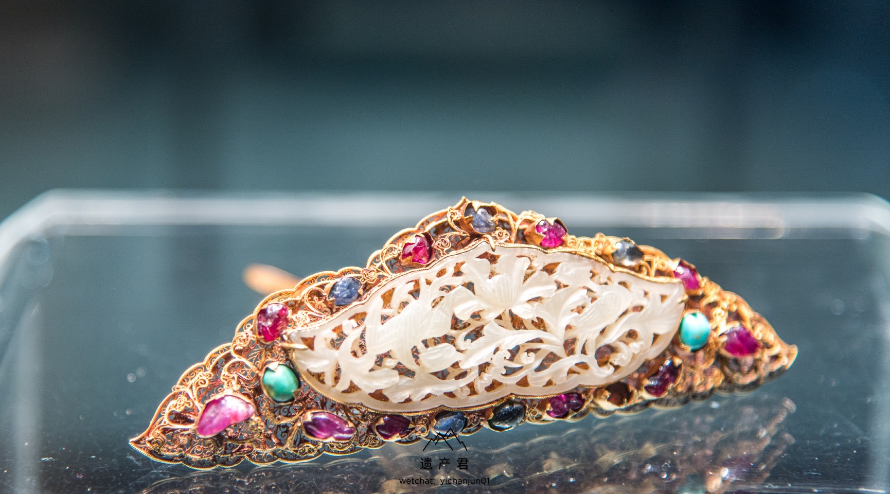 湖北省博物馆藏明代金累丝镶宝石青玉镂空双鸾鸟牡丹头簪