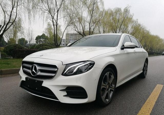 花51万买辆奔驰e300l, 当打开车灯的那一刻, 整个人呆住了