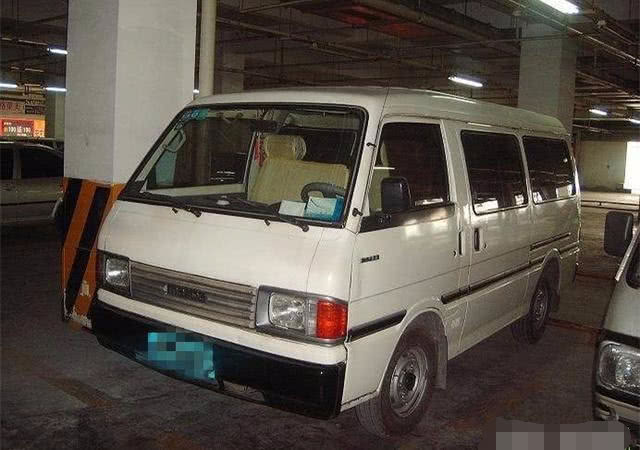 才华与颜值兼具的歌手,年收入上亿,却爱开二手面包车出行!