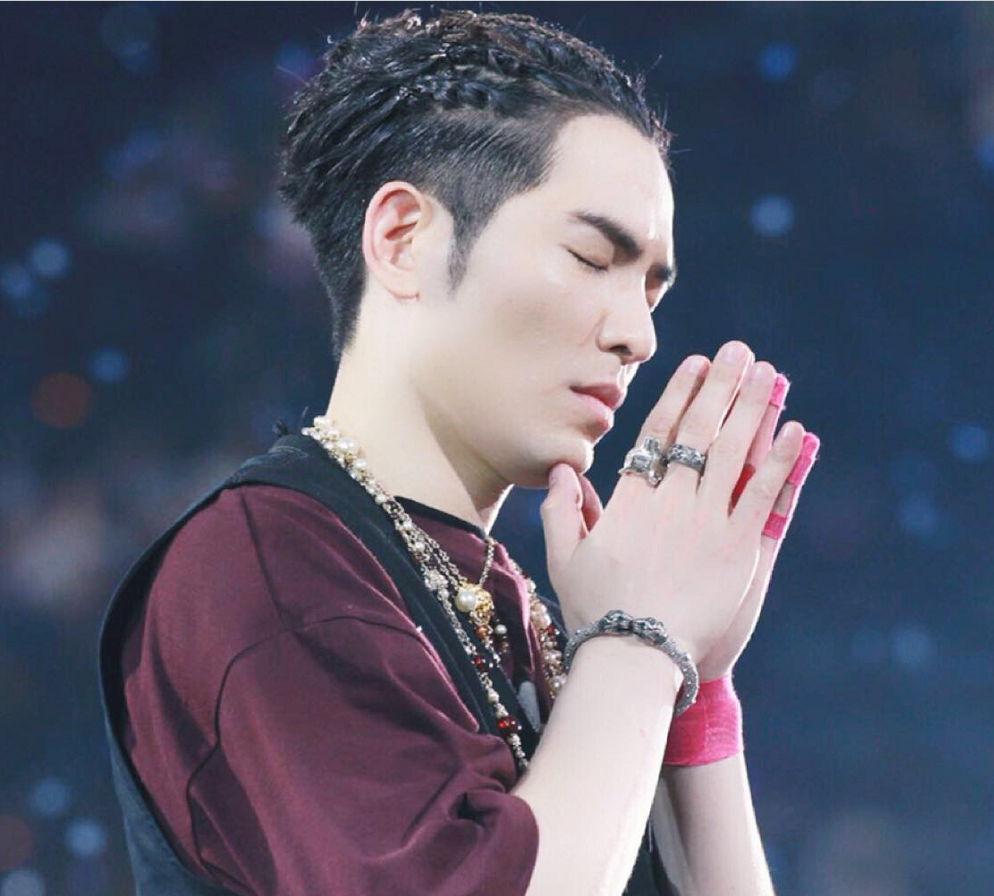 萧敬腾打球左手拐到伤硬撑演出恶化成骨裂前往治疗 雨神早日康复