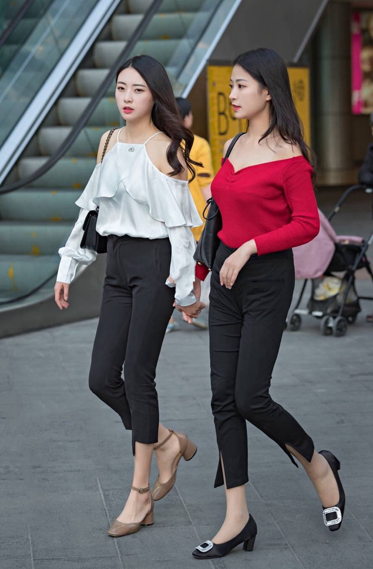 街拍街头好闺蜜打扮很有默契都是气质美女让人不禁赞叹