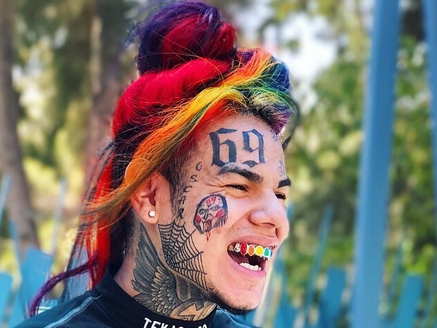 1996年出生的6ix9ine,依靠网络聚集了大量的粉丝,但