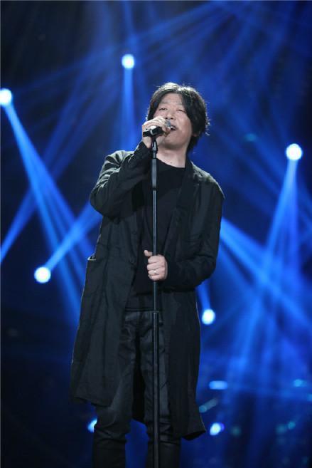 老狼作为一个校园民谣歌手,是青春的代名词,他的一些歌曲陪伴了几代人