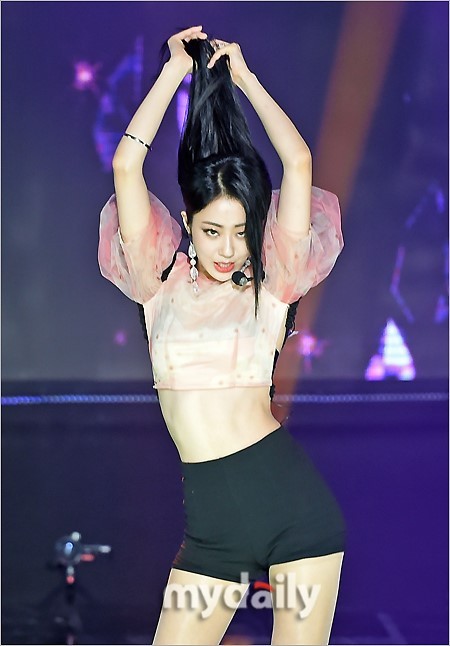 韩国女歌手朴景丽参加sbs mtv《the show》直播