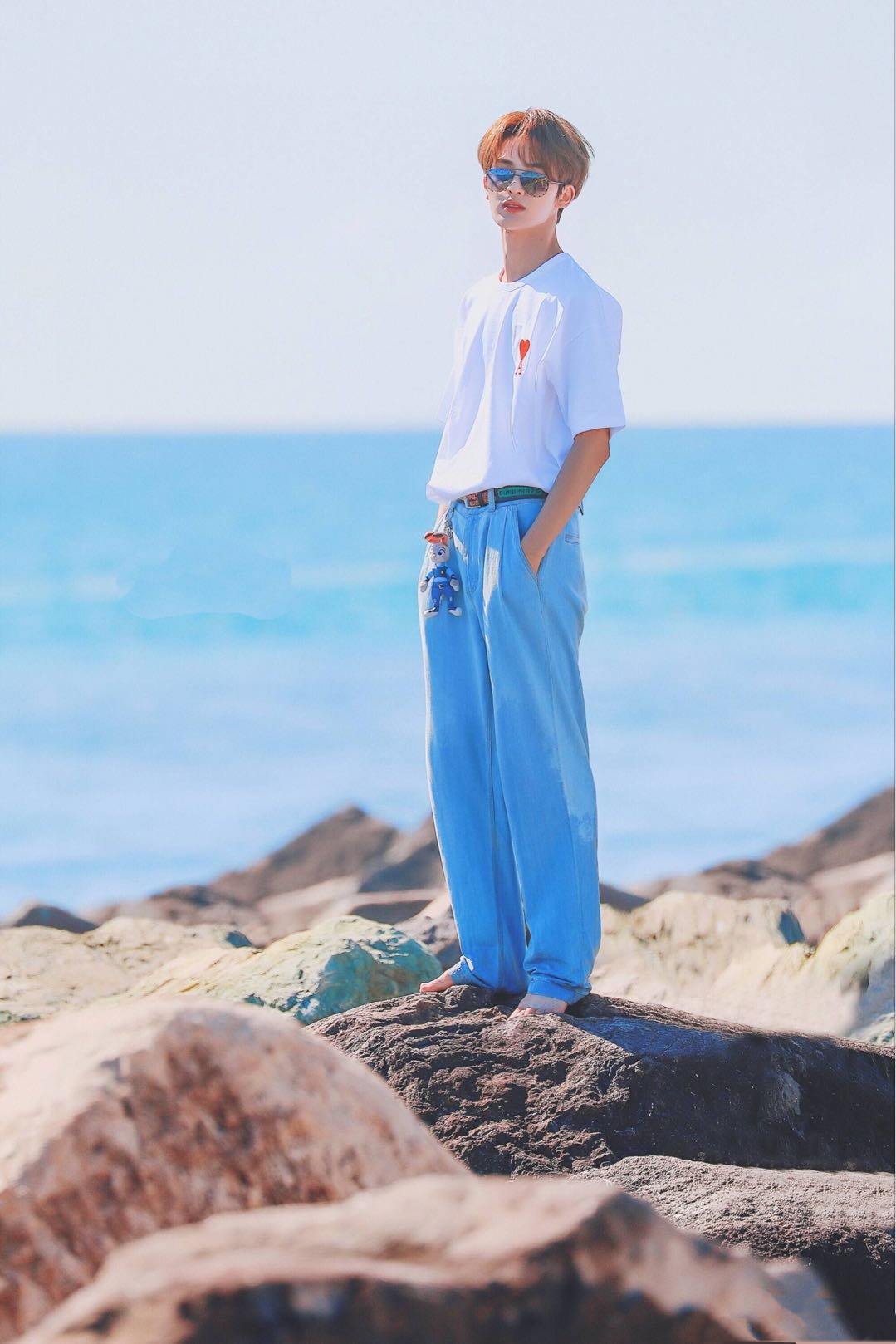 朱正廷海边打扮清凉,裤子上别个玩偶,李子璇欧阳娜娜也这么玩!