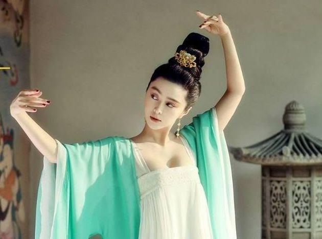 《王朝的女人·杨贵妃》中饰演的古代四大美人之一的杨玉环,身穿绿衣