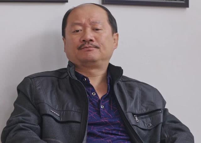 第四部的时候加入的,当时还是一个镜头不多的象牙山山庄保安