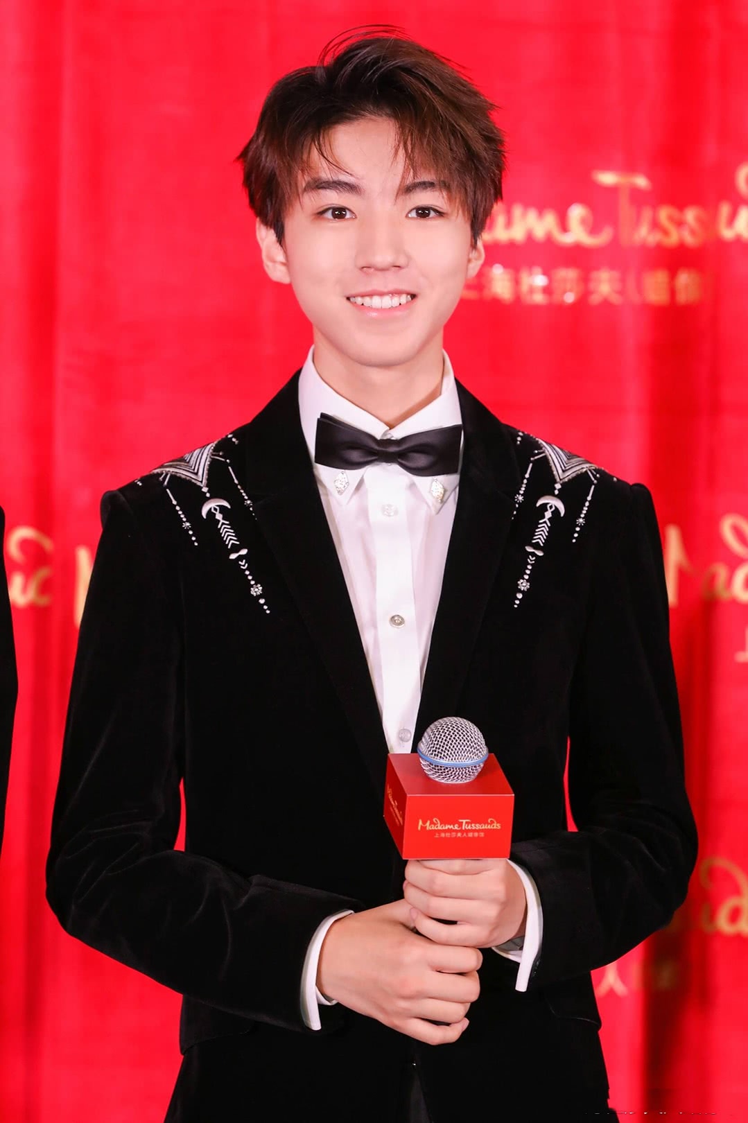 王俊凯搭着自己蜡像的肩膀,嘴巴的还原