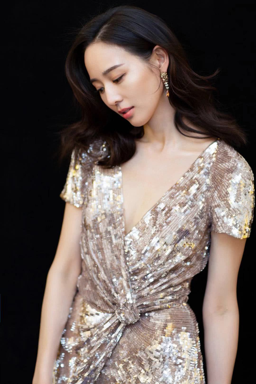 另外一套也是深v设计的礼服,一袭香槟色亮片裙,让张钧甯这位气质女神