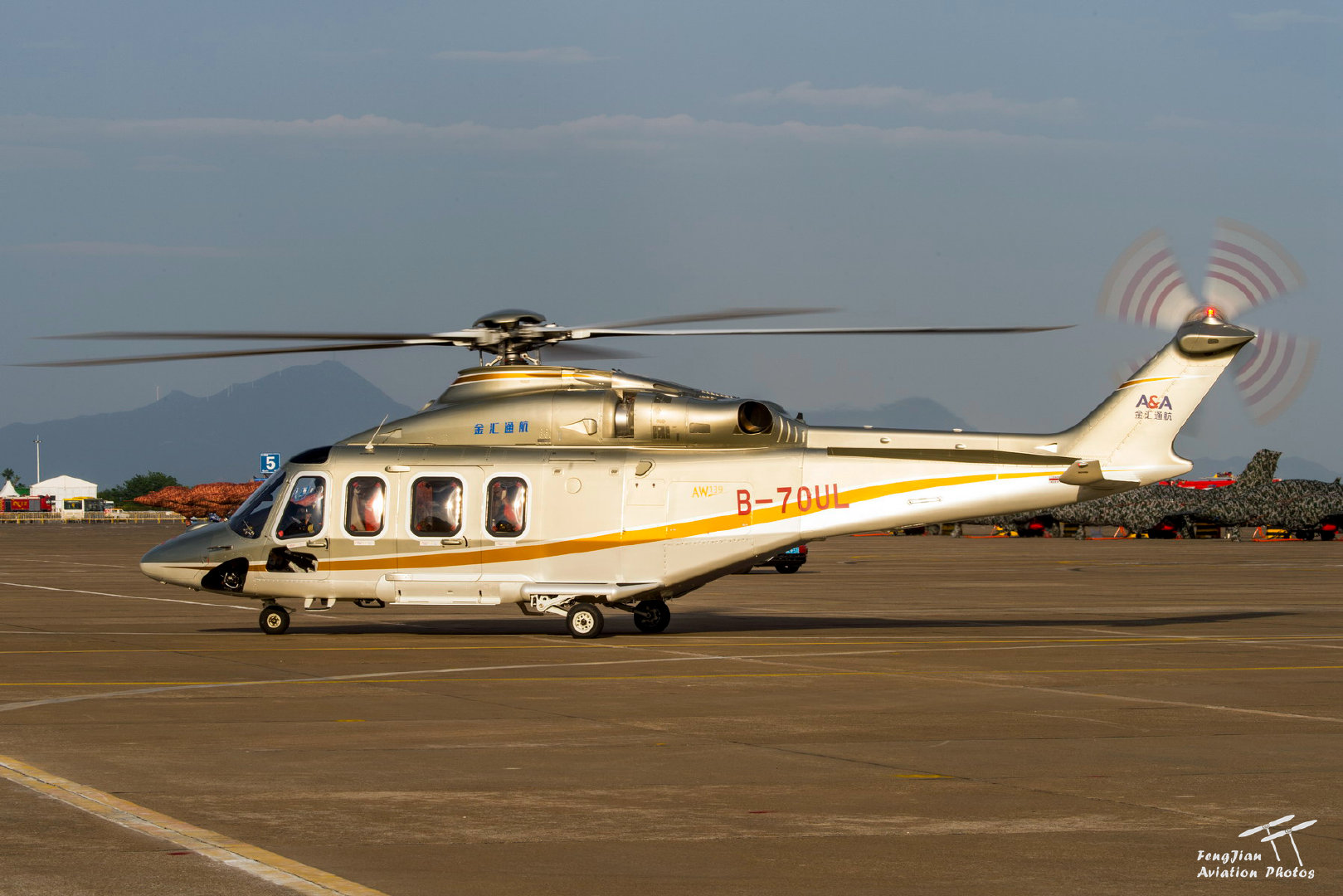 回顾2018珠海航展(1):土豪金的金汇通航aw139vip构型直升机.