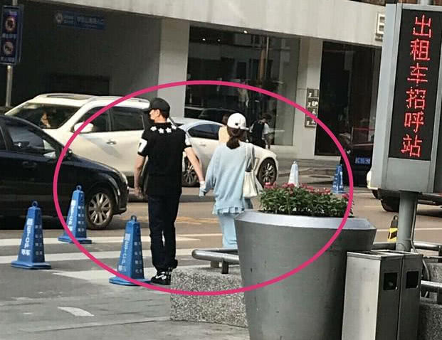 冯绍峰赵丽颖牵手逛街,这次被网友拍到正脸,网友:该公布恋情了