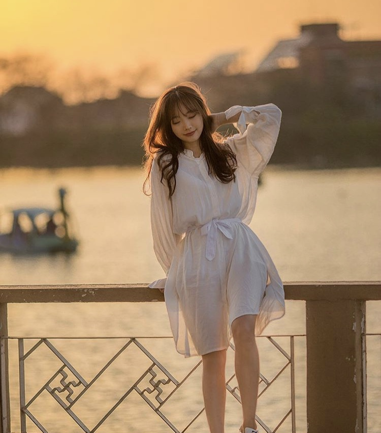 一米五的韩国网红模特坚持以这个姿势拍照出来的效果像一米七