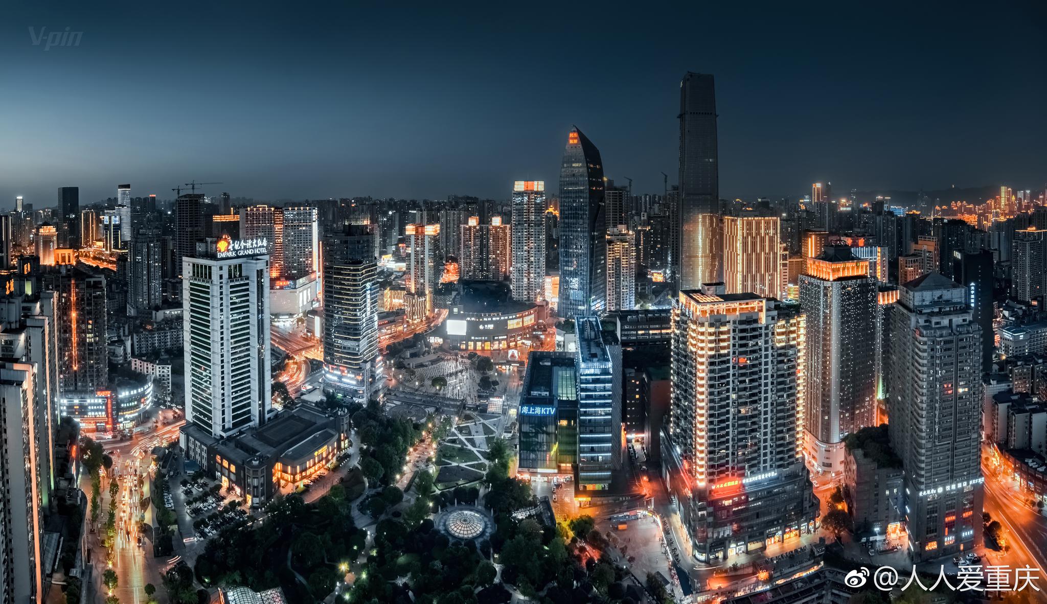 灯火通明高楼耸立车水马龙都不足以形容它的美这个偌大的城市每一