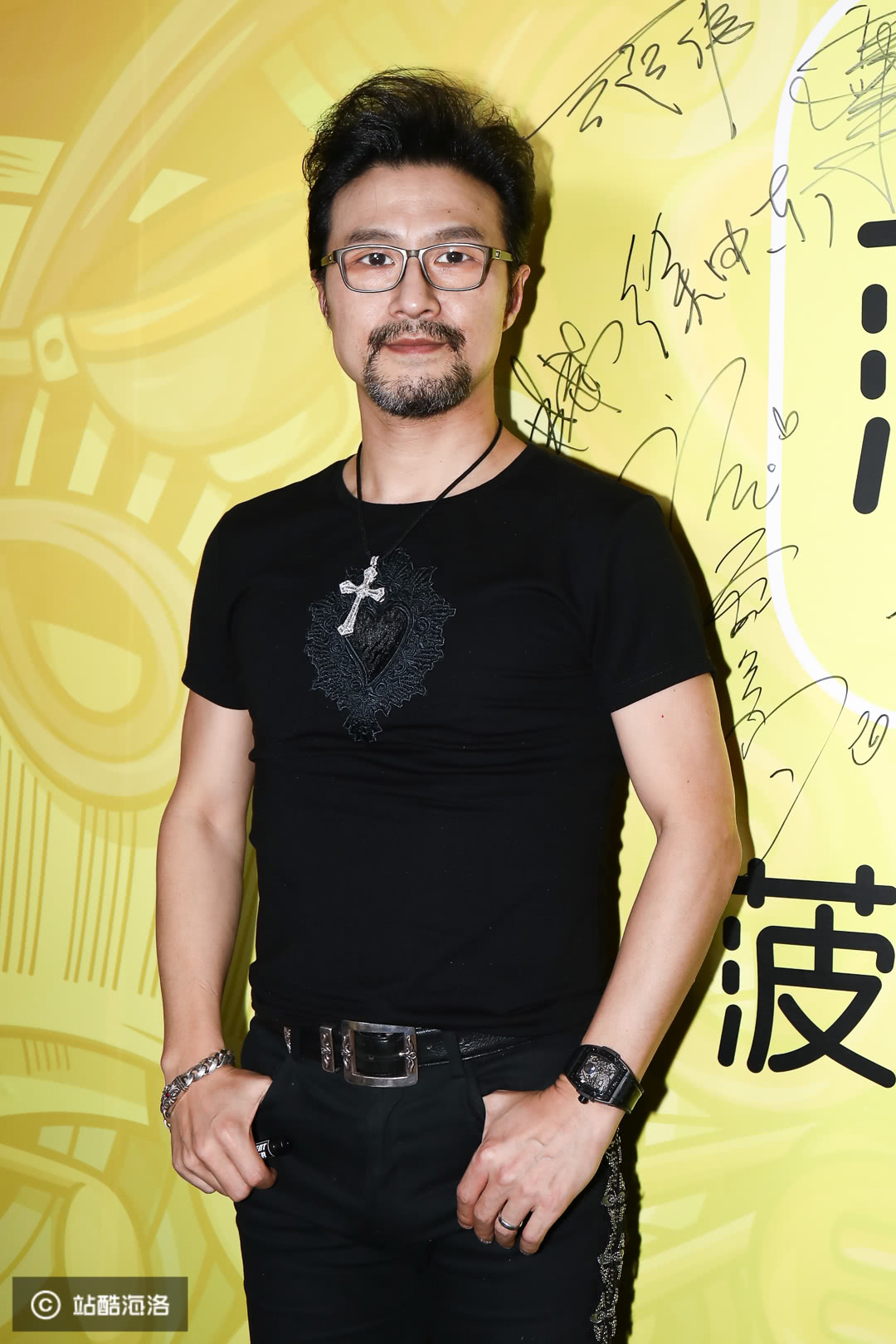 47岁的汪峰总是以镜片像瓶底那么厚的方框眼镜配络腮胡子现身,难免给