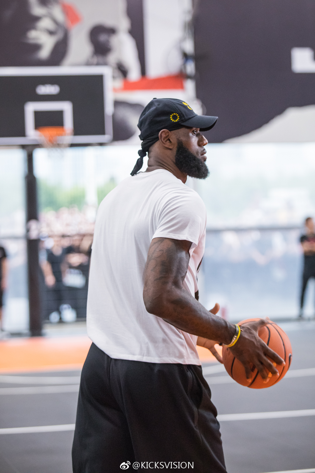 lebron james在今天开启了 上海之旅跟着我们拍摄的照片来看看